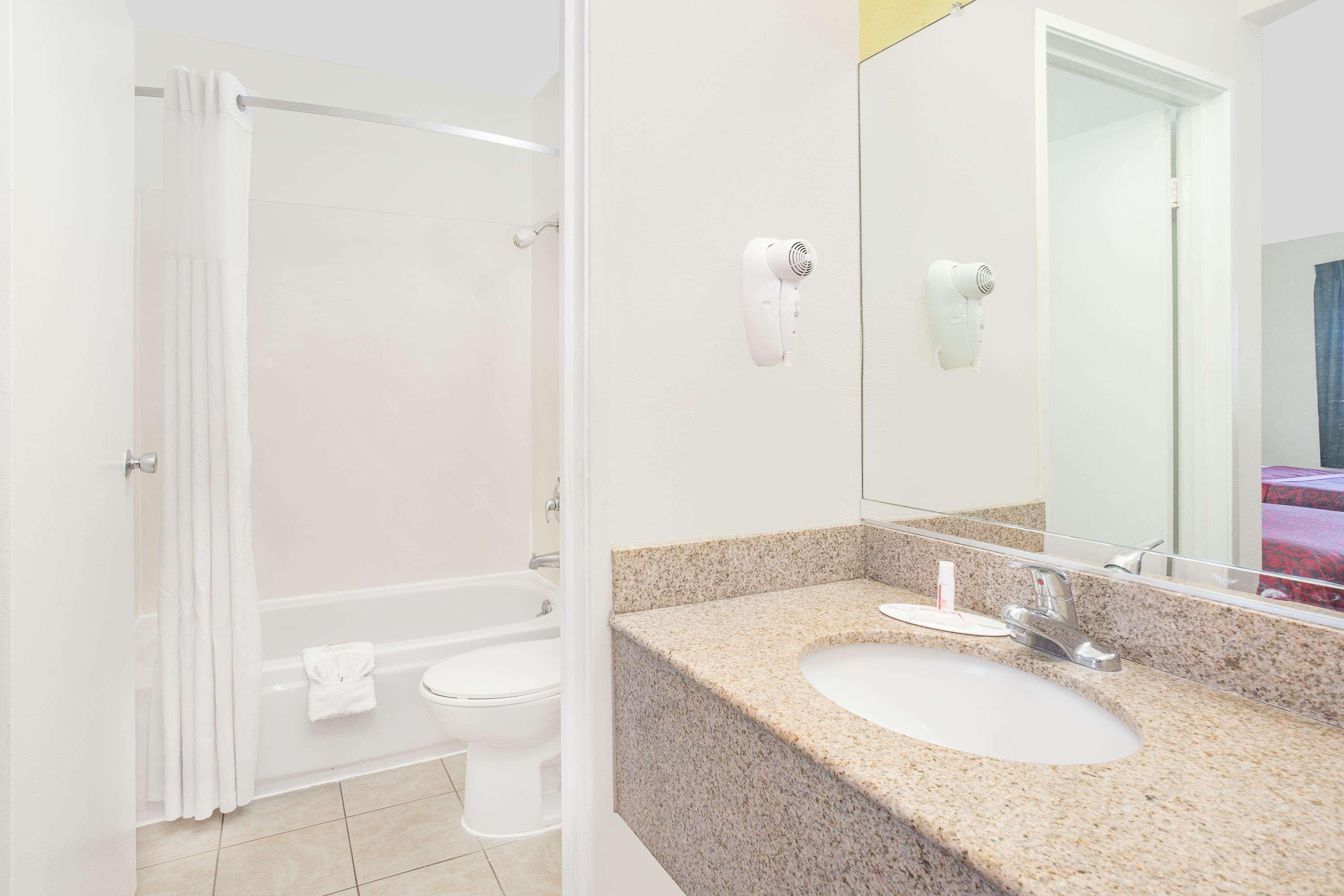 Days Inn By Wyndham Turlock Bagian luar foto