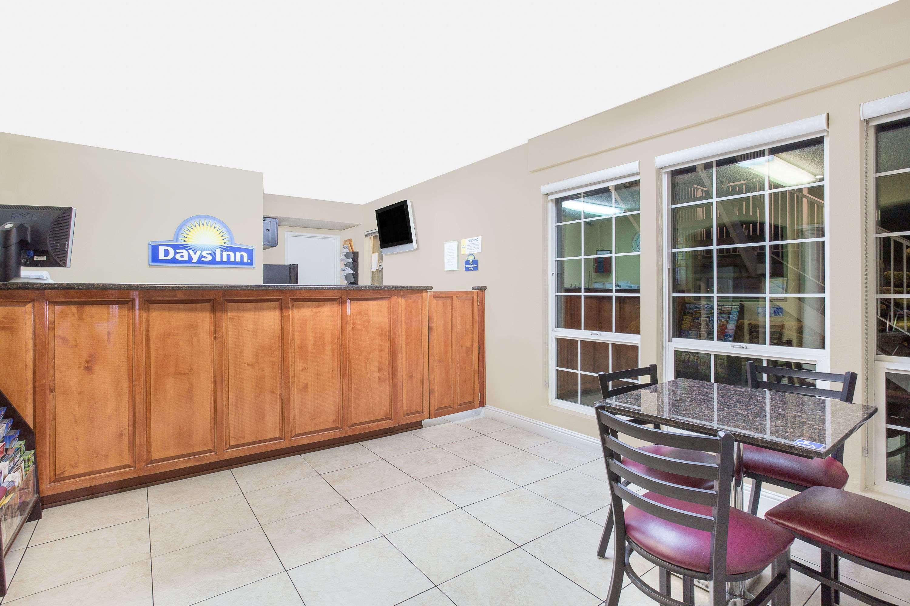 Days Inn By Wyndham Turlock Bagian luar foto