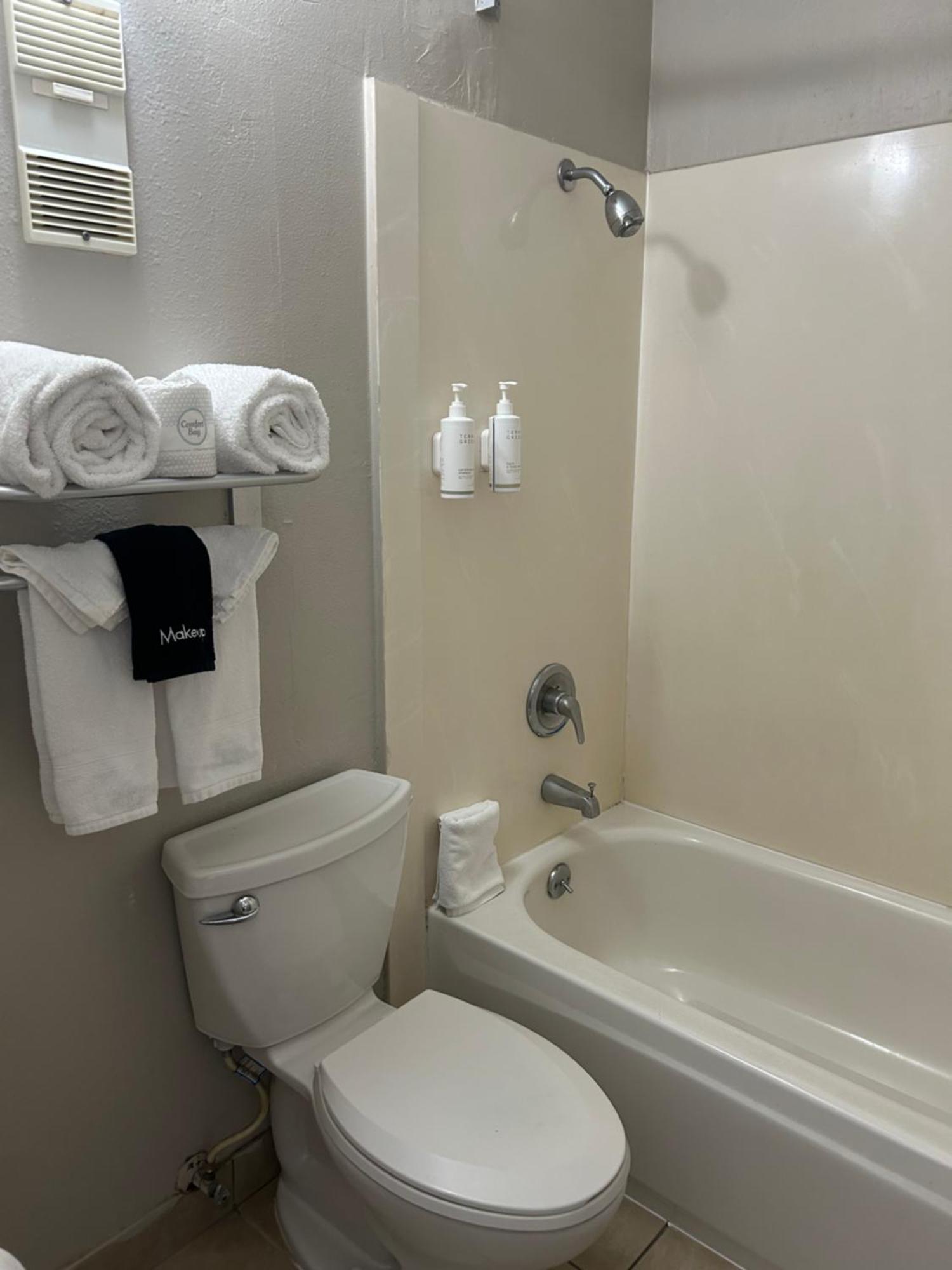 Days Inn By Wyndham Turlock Bagian luar foto