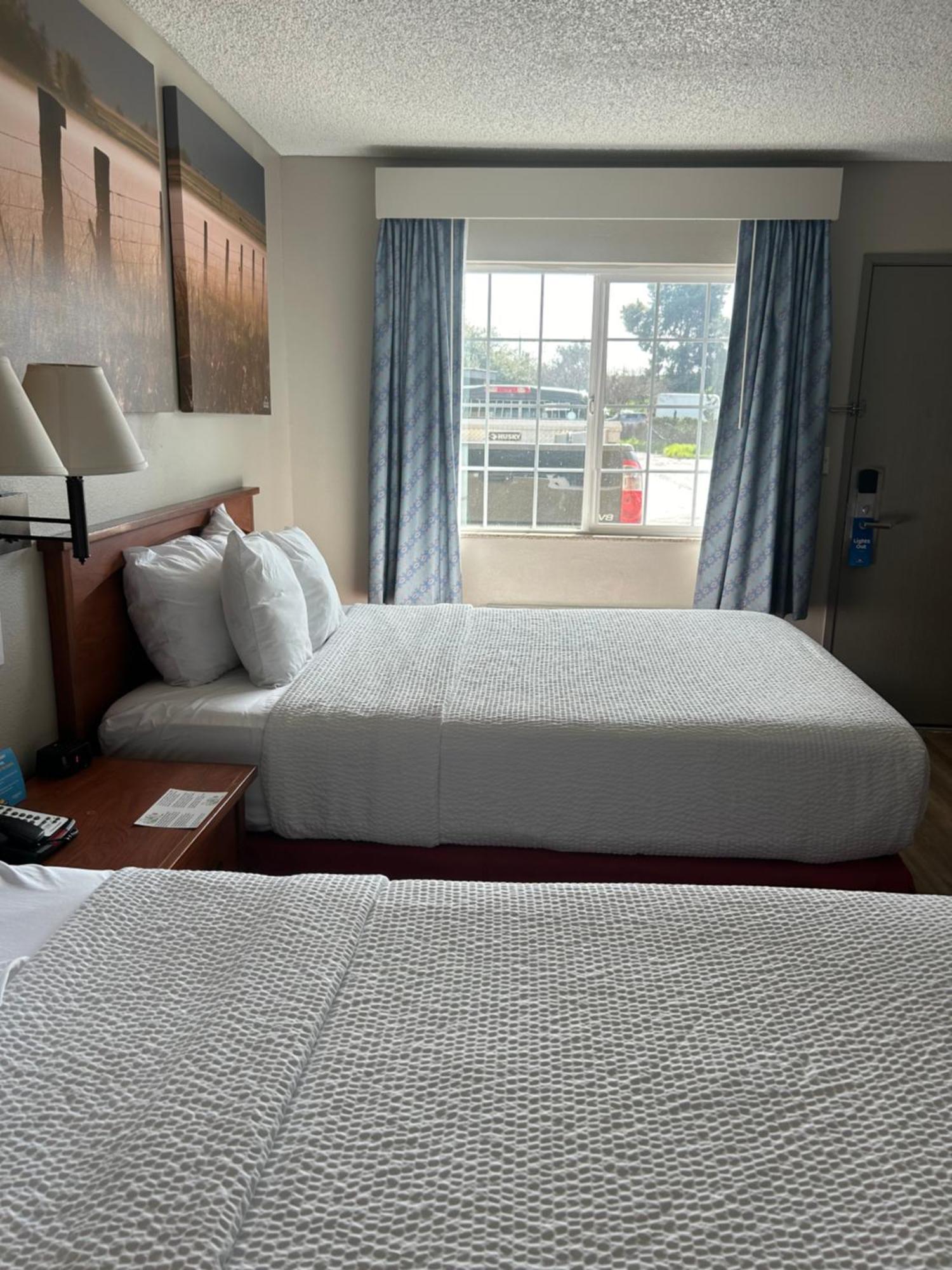 Days Inn By Wyndham Turlock Bagian luar foto