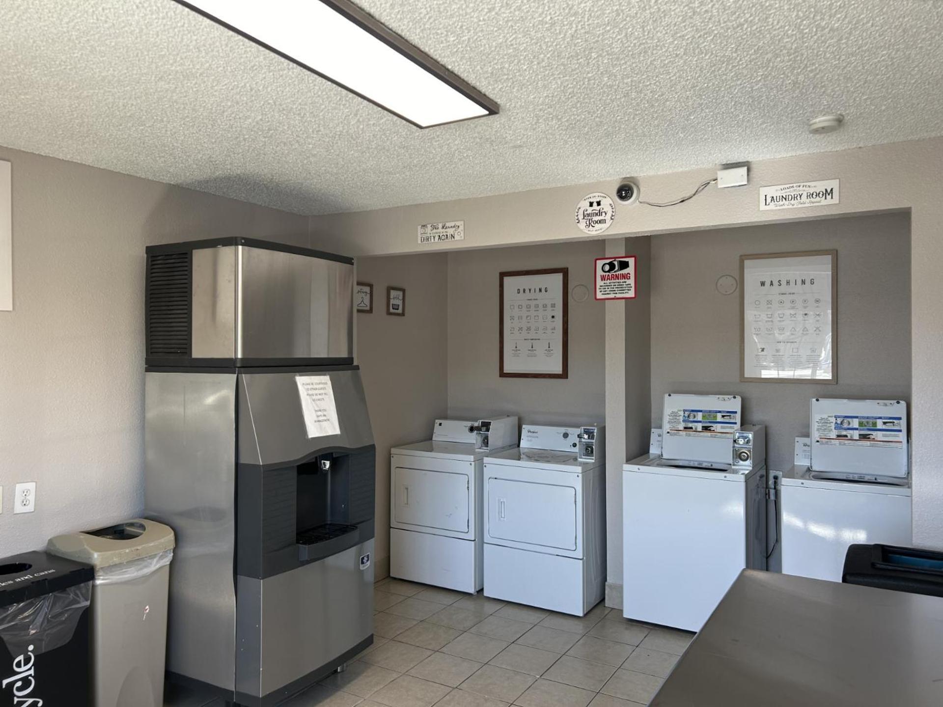 Days Inn By Wyndham Turlock Bagian luar foto
