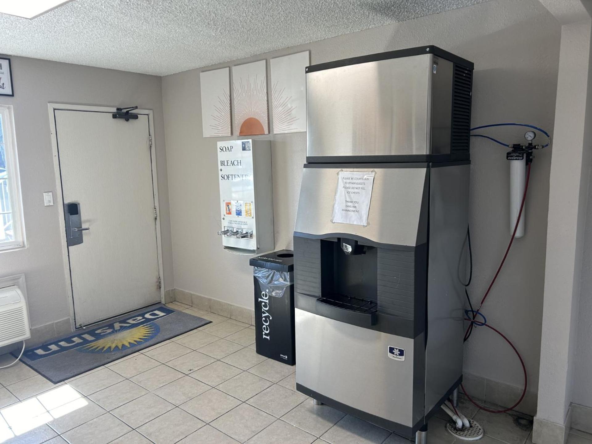 Days Inn By Wyndham Turlock Bagian luar foto